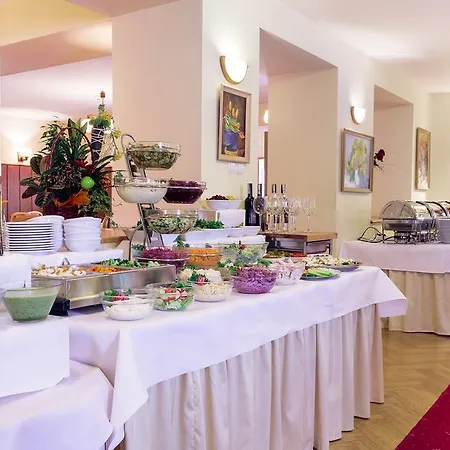 Hotel Konradowka Wellness & - 300 Metrow Do Centrum 3*