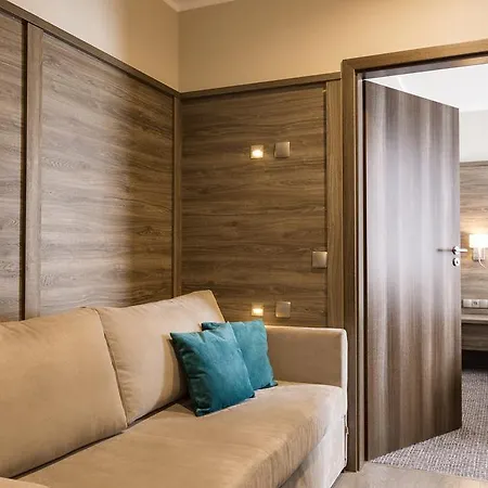 Hotel Konradowka Wellness & - 300 Metrow Do Centrum 3*